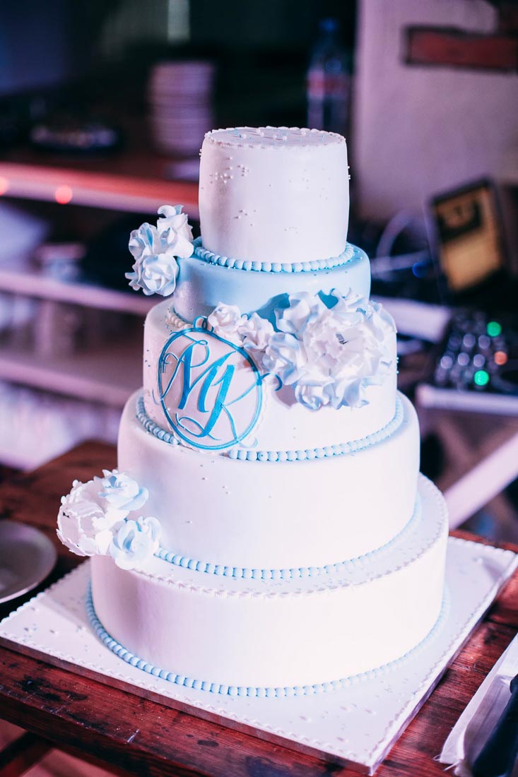 Blue-white-rustic-wedding-10